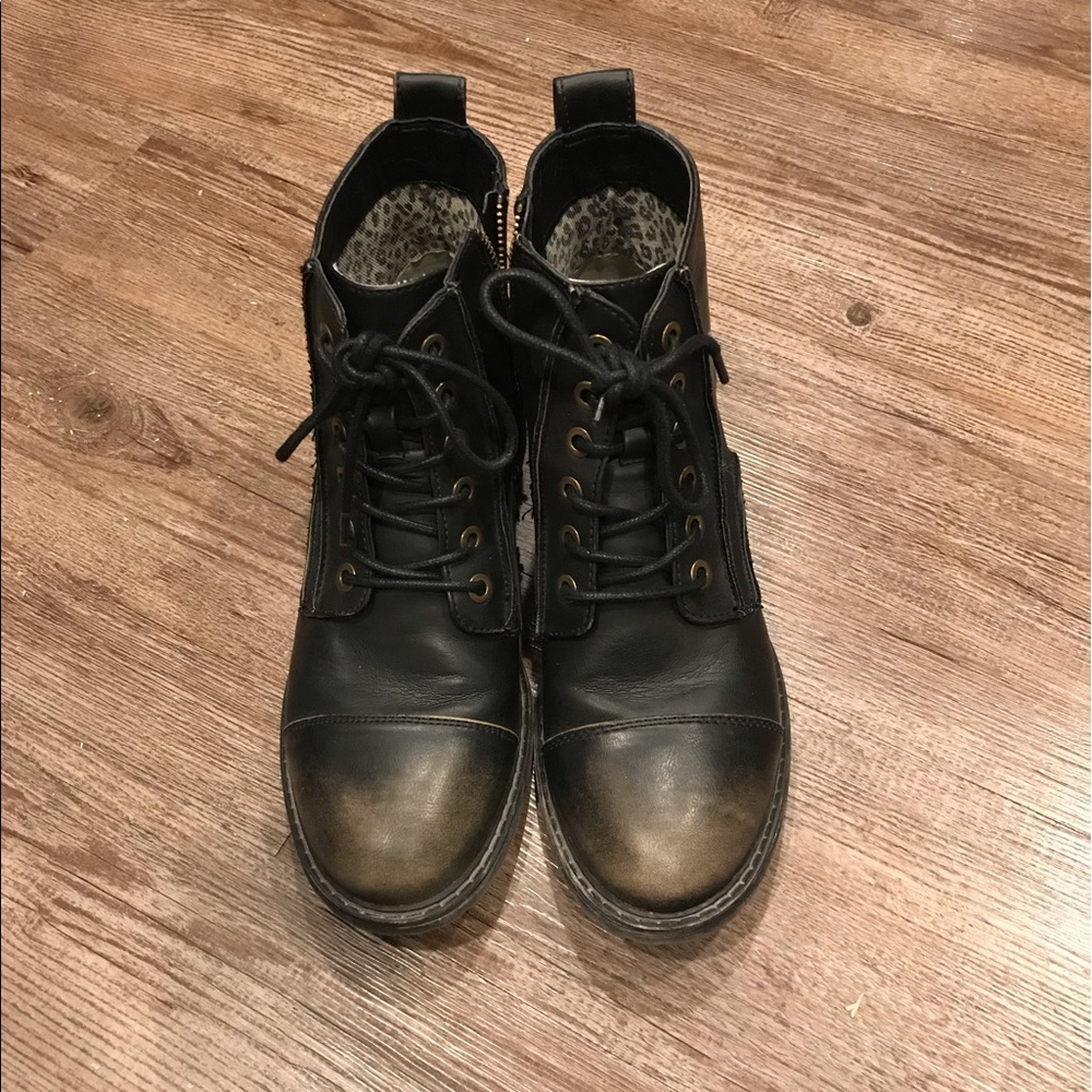 Billabong Booties.Cute short black boots.Like new